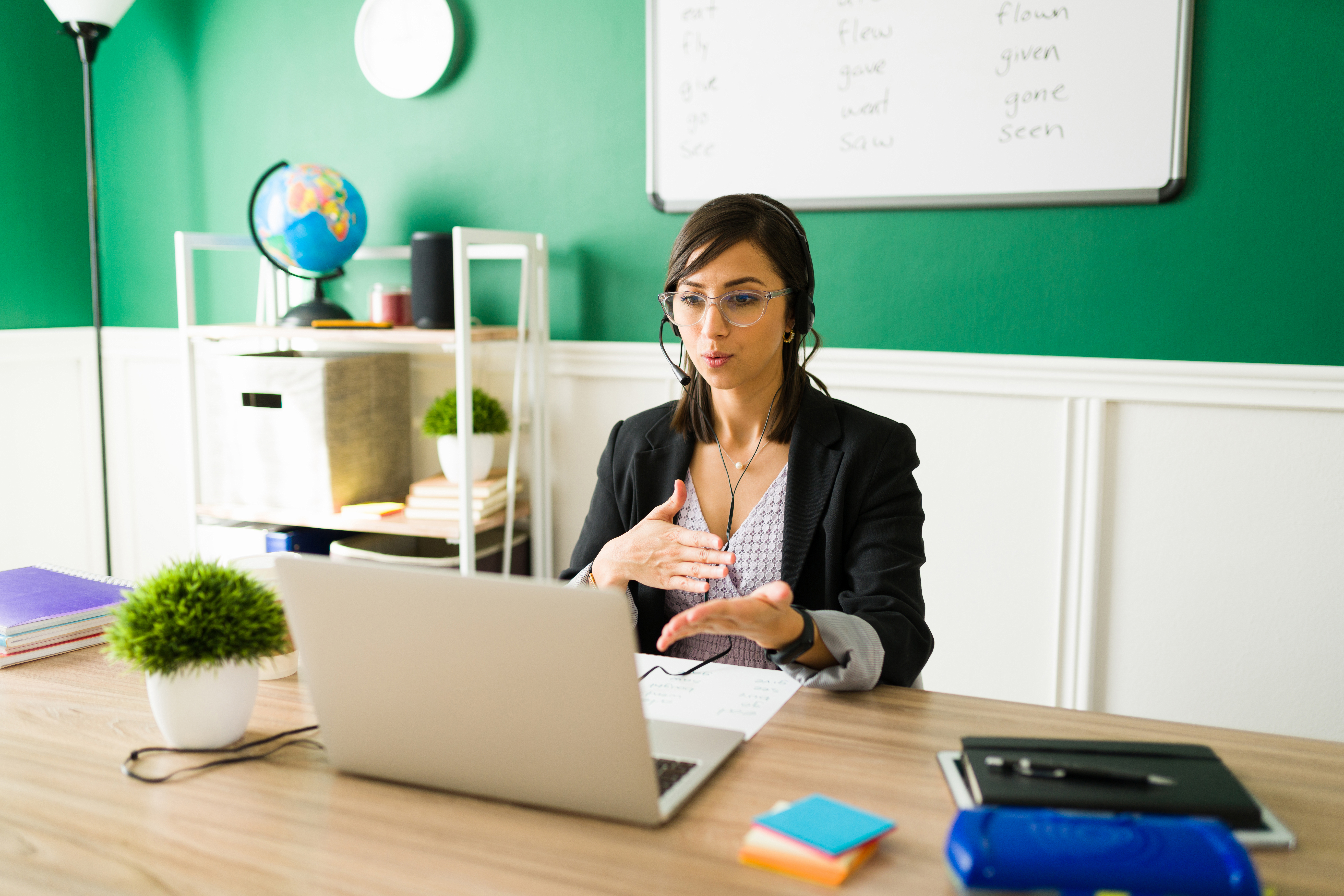 teacher giving lessons online